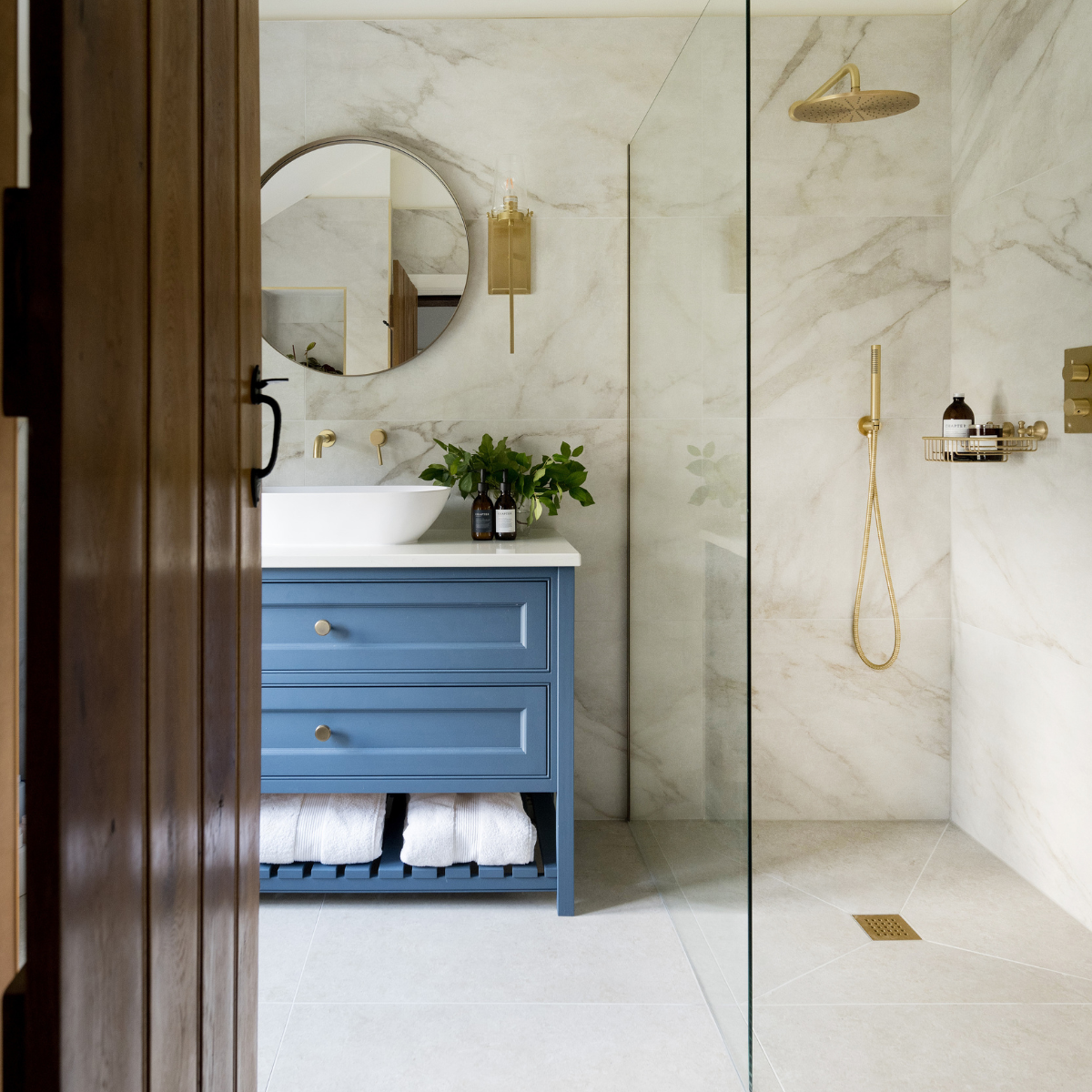 Lapicida bathroom inspiration - luxurious master bathroom with porcelain marble tiles