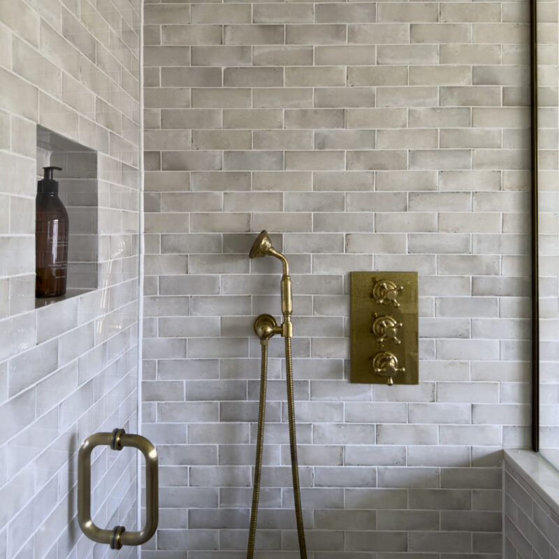 LAPICIDA Qualis Rice Natural shower wall tiles. Credit: Rachael Somerville Interiors