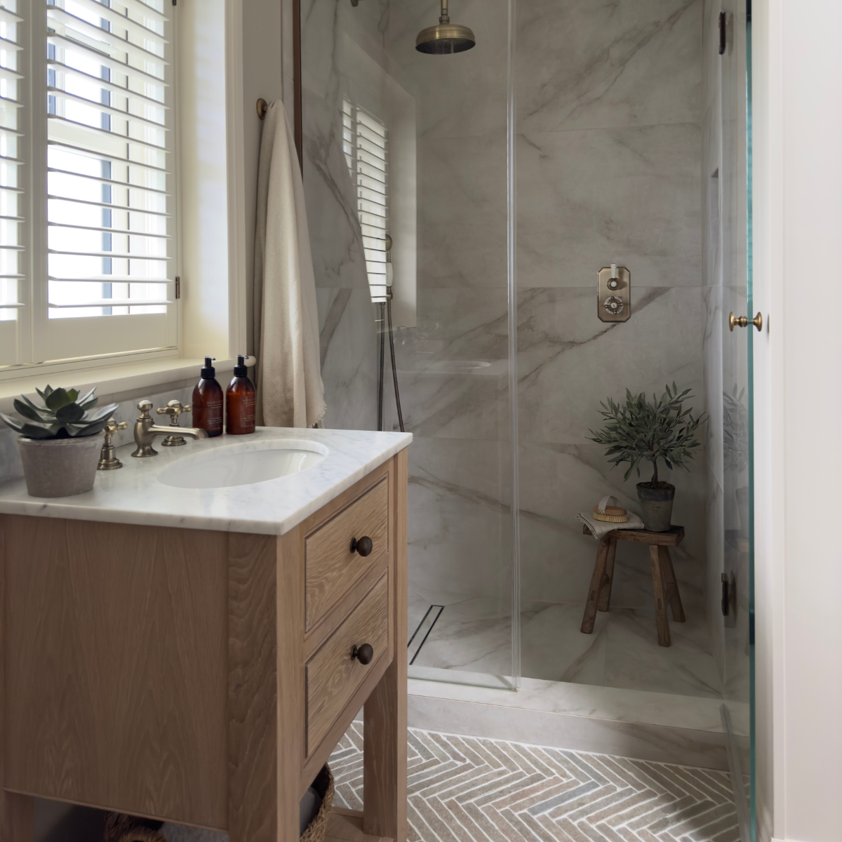 Lapicida marble-effect porcelain tiles in guest bathroom by Rachael Somerville Interiors